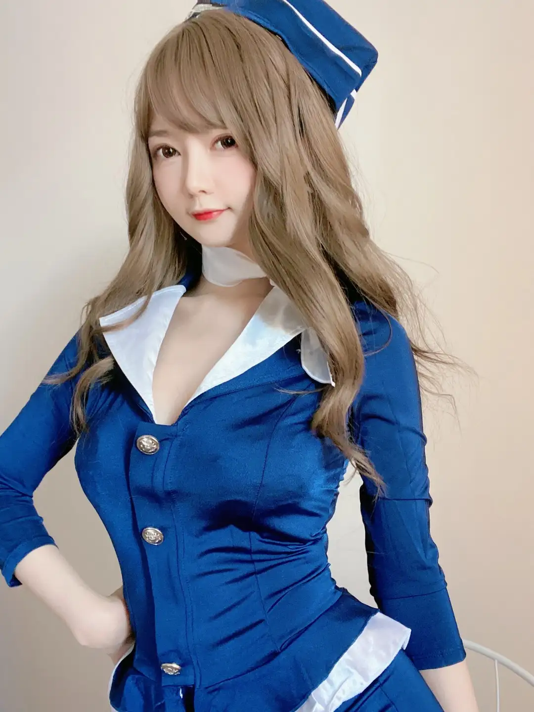 51酱 宝蓝色空乘制服配白色大翻领与白丝巾 蓝色船型帽，手叉腰半身