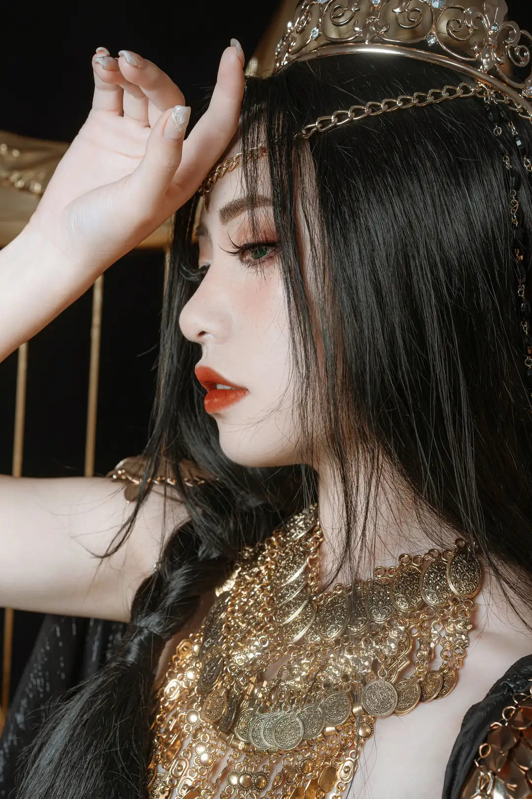 爆机少女喵小吉 金冠与金币项链近景侧脸 绿色美瞳配暗色背景 爆机少女喵小吉 金冠与金币项链近景侧脸 绿色美瞳配暗色背景