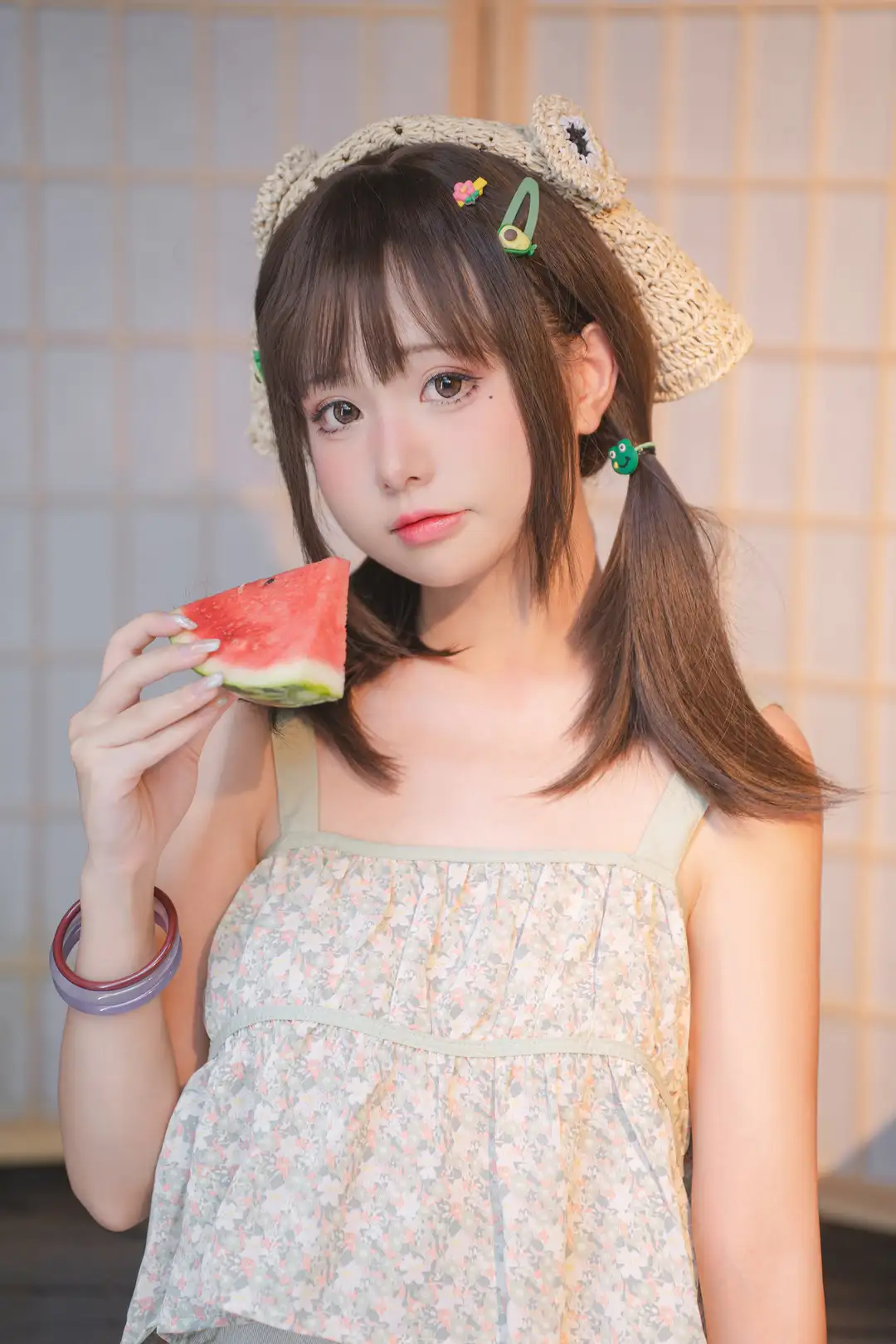 爆机少女喵小吉 碎花吊带夏日装 草编蛙耳帽,手持西瓜立于障子门前 爆机少女喵小吉 碎花吊带夏日装 草编蛙耳帽,手持西瓜立于障子门前