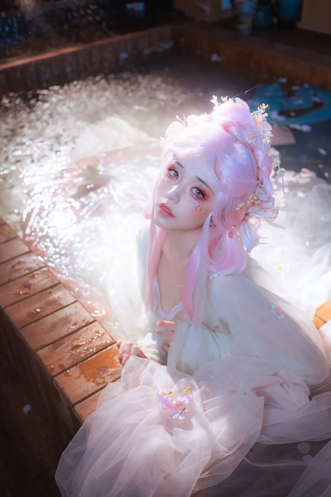 爆机少女喵小吉 粉色长发配白色纱裙 簪花头饰,水池边回望坐姿 爆机少女喵小吉 粉色长发配白色纱裙 簪花头饰,水池边回望坐姿