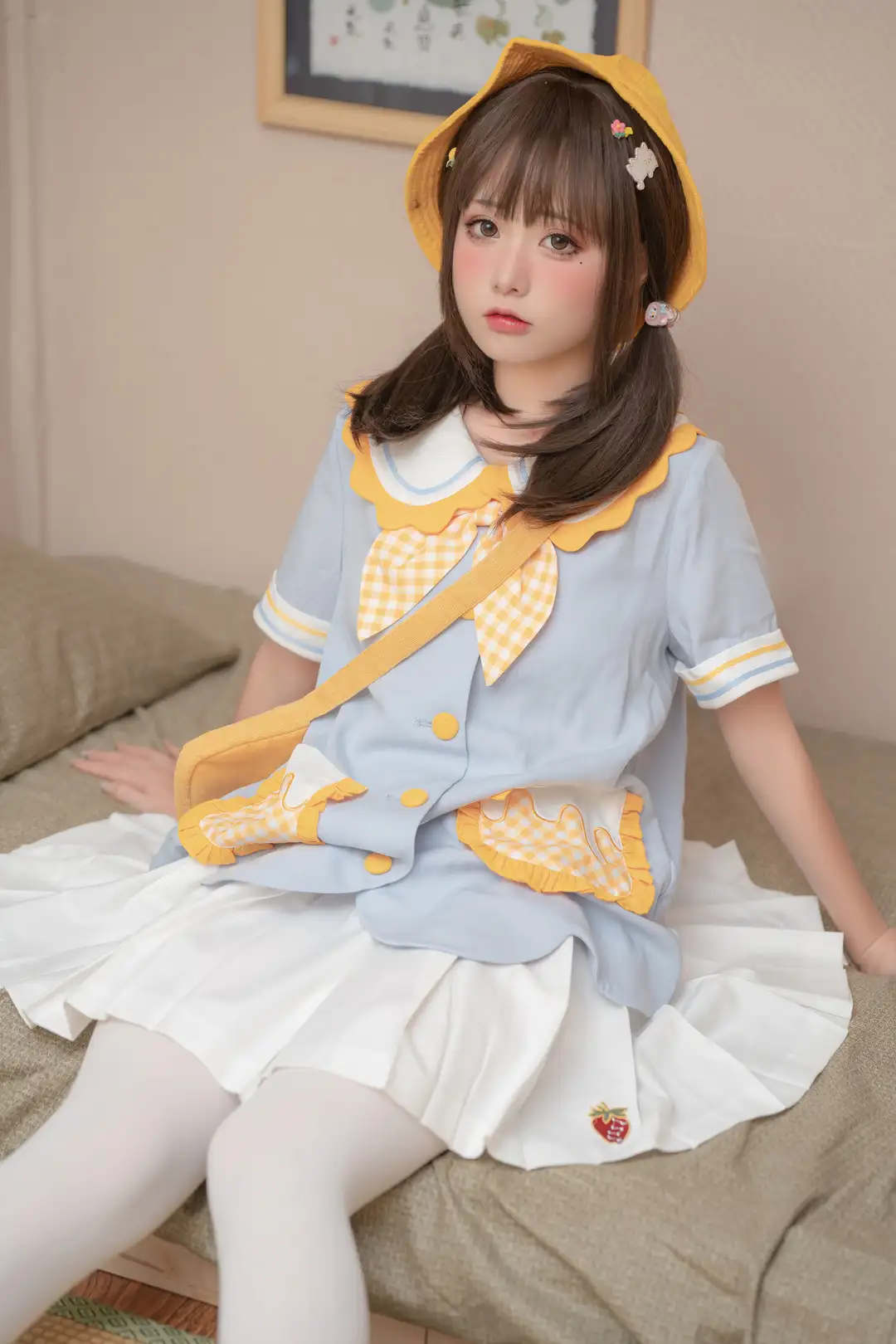 爆机少女喵小吉 淡蓝园服风上衣配白色百褶裙 黄色渔夫帽与白色长袜,室内坐姿 爆机少女喵小吉 淡蓝园服风上衣配白色百褶裙 黄色渔夫帽与白色长袜,室内坐姿