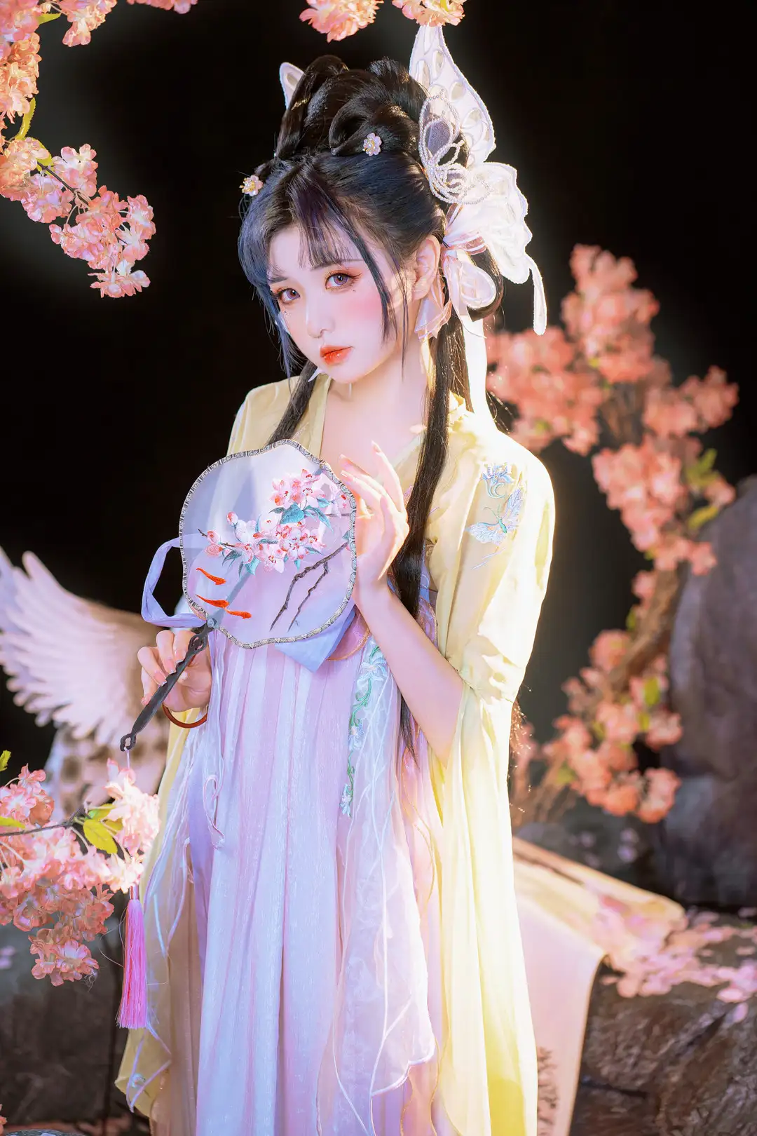 爆机少女喵小吉 鹅黄绣花外衫配粉紫襦裙 蝶形发饰,手持团扇立于樱花枝前 爆机少女喵小吉 鹅黄绣花外衫配粉紫襦裙 蝶形发饰,手持团扇立于樱花枝前