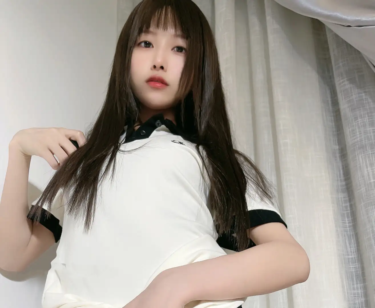 布丁大法 白色藏青边体操服 窗帘前半身,侧身回望 布丁大法 白色藏青边体操服 窗帘前半身,侧身回望