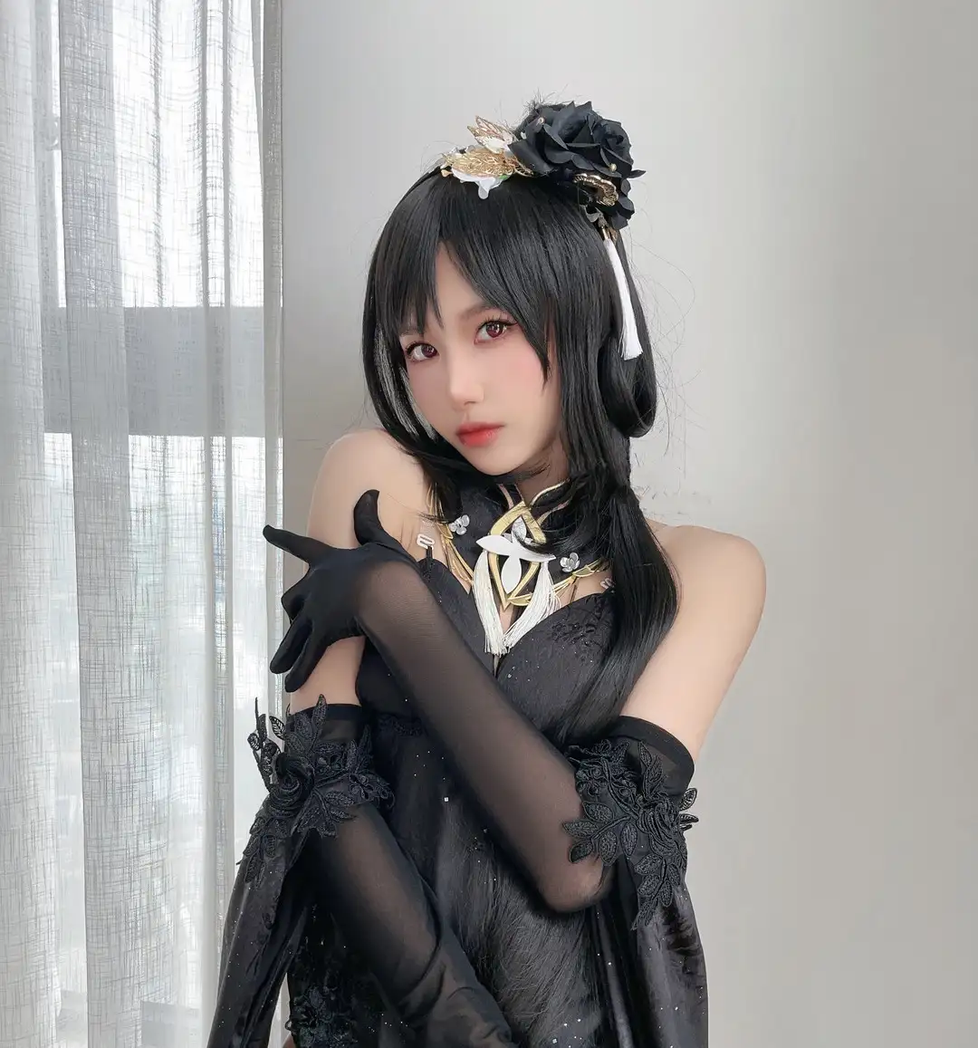 布丁大法 黑色礼服角色扮演 蕾丝长手套与金色颈饰,纱帘前站姿 布丁大法 黑色礼服角色扮演 蕾丝长手套与金色颈饰,纱帘前站姿