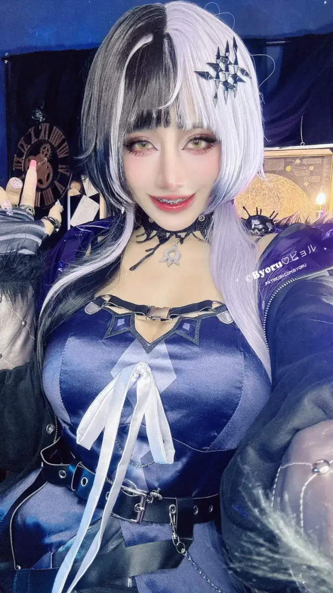 Byoru 让玛奇玛站在了书架前