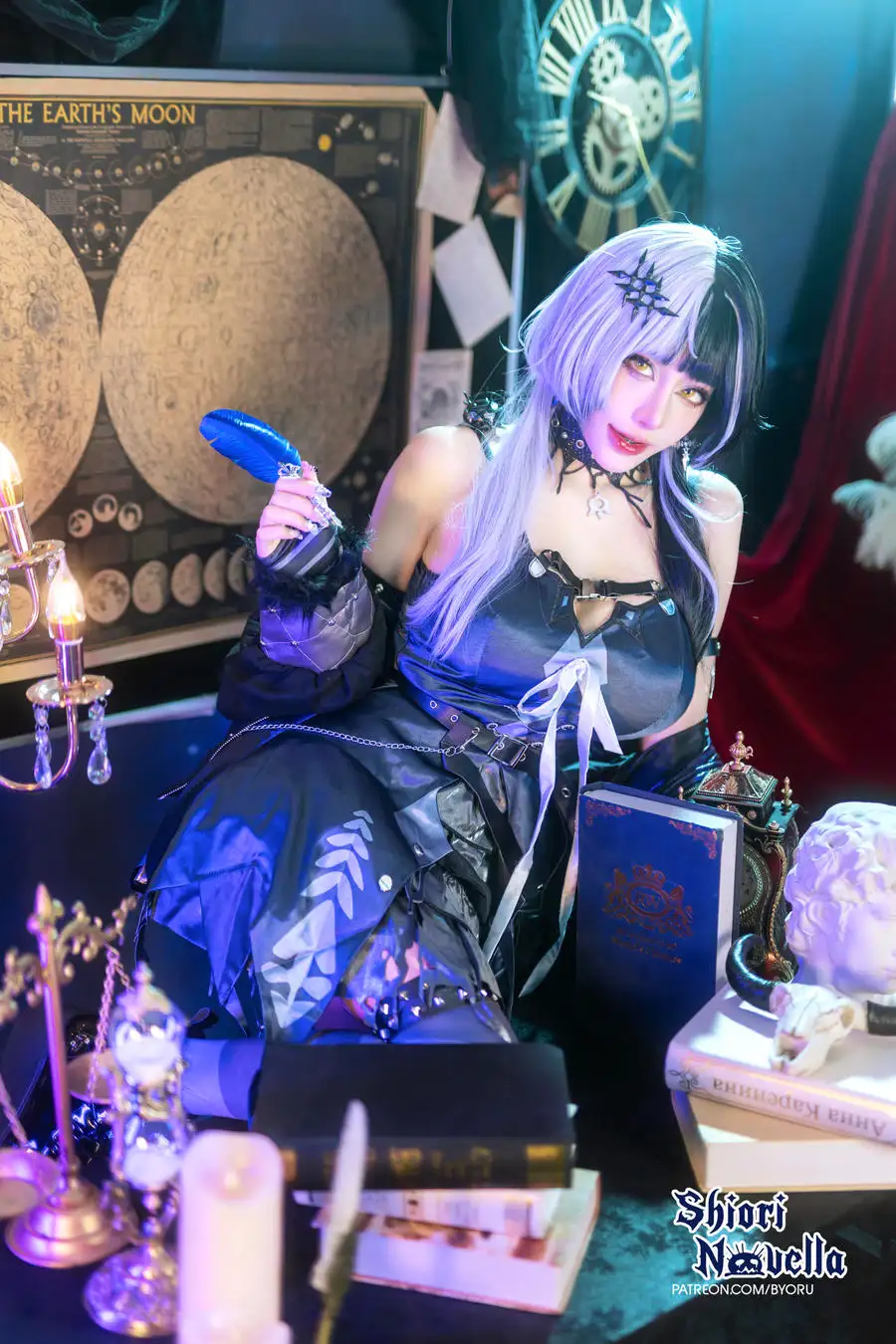 Byoru hololive Shiori Novella cos 书房布景坐姿 手持蓝色羽毛笔，月球图与蜡烛