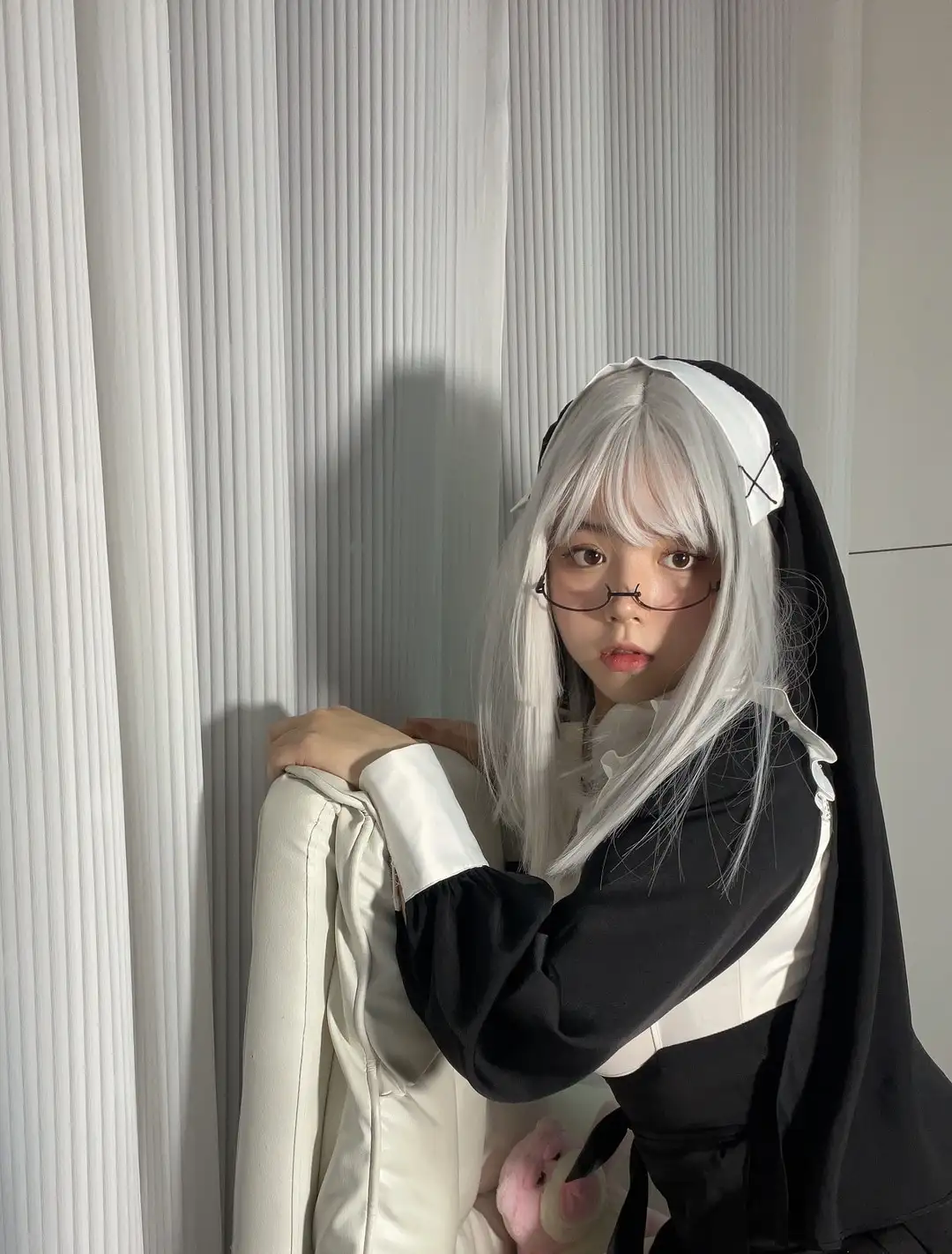 葱油饼er 修女造型 白色长发配黑色头巾与白色额带,戴细框眼镜倚墙坐姿 葱油饼er 修女造型 白色长发配黑色头巾与白色额带,戴细框眼镜倚墙坐姿
