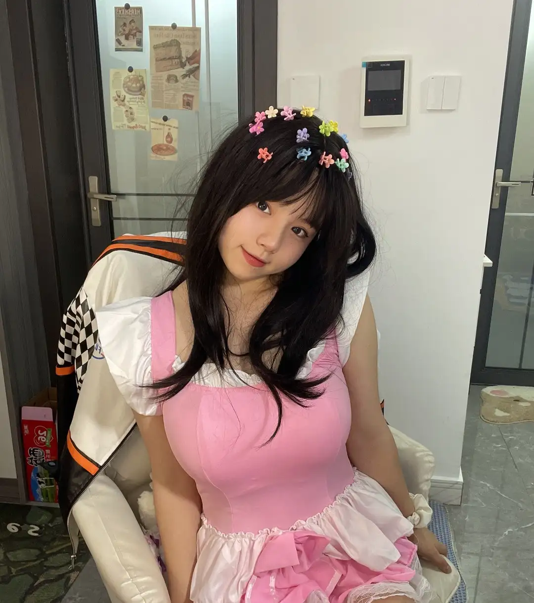 葱油饼er 粉色女仆风连衣裙 白色泡泡袖配彩色花朵发夹,室内椅上坐姿 葱油饼er 粉色女仆风连衣裙 白色泡泡袖配彩色花朵发夹,室内椅上坐姿
