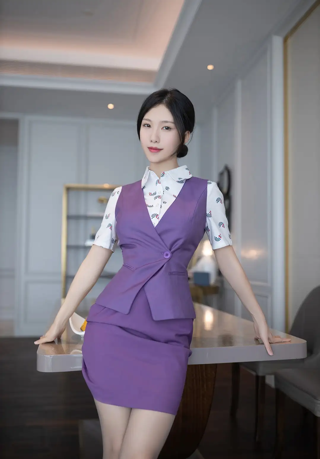 抖娘利世 紫色空姐制服 马甲配窄裙与印花衬衫,明亮室内倚桌站立 抖娘利世 紫色空姐制服 马甲配窄裙与印花衬衫,明亮室内倚桌站立