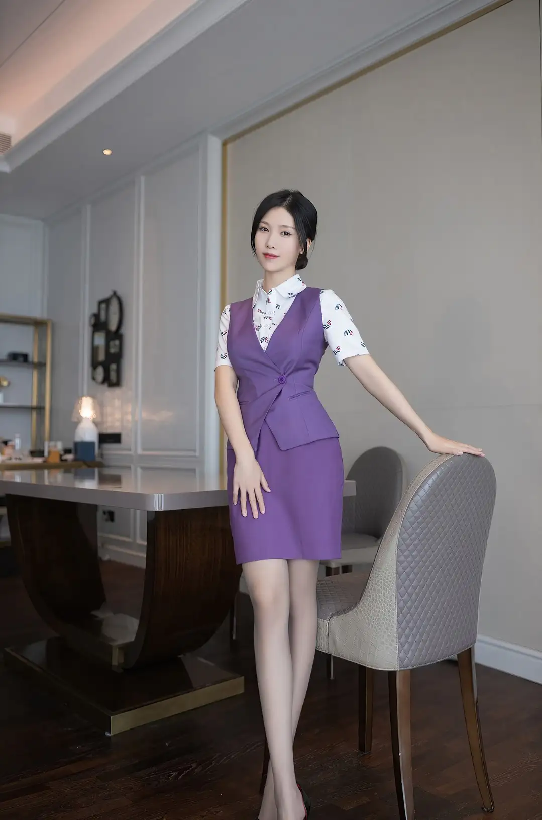 抖娘利世 紫色空姐制服室内全身 手扶餐椅靠背,浅色墙面与木地板 抖娘利世 紫色空姐制服室内全身 手扶餐椅靠背,浅色墙面与木地板