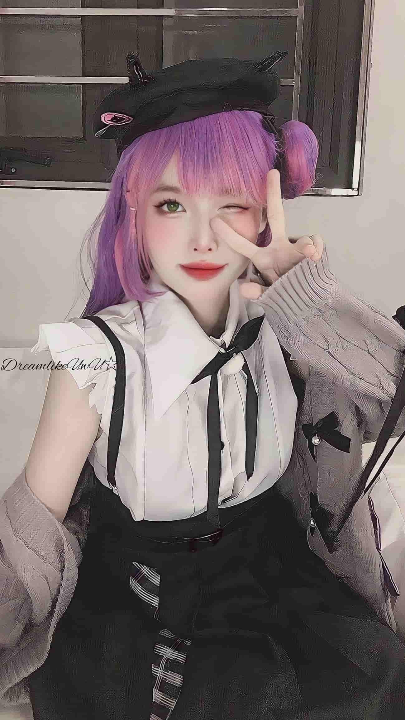 DreamlikeUwU hololive常闇永远cos 紫粉假发配猫耳贝雷帽 白衬衫领结比剪刀手眨眼 DreamlikeUwU hololive常闇永远cos 紫粉假发配猫耳贝雷帽 白衬衫领结比剪刀手眨眼