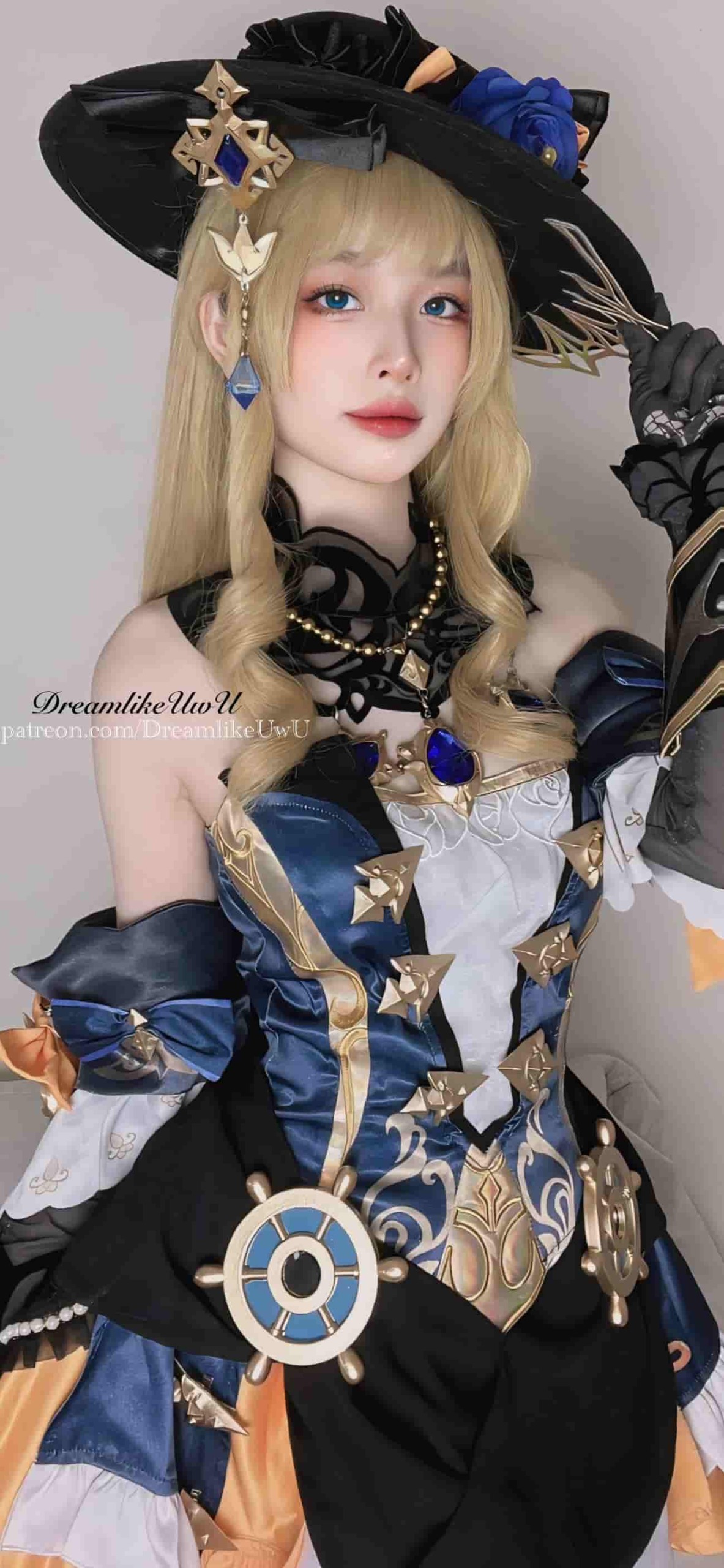 DreamlikeUwU 原神娜维娅cos 金色长卷发配黑色礼帽 深蓝束腰与舵轮腰饰 DreamlikeUwU 原神娜维娅cos 金色长卷发配黑色礼帽 深蓝束腰与舵轮腰饰