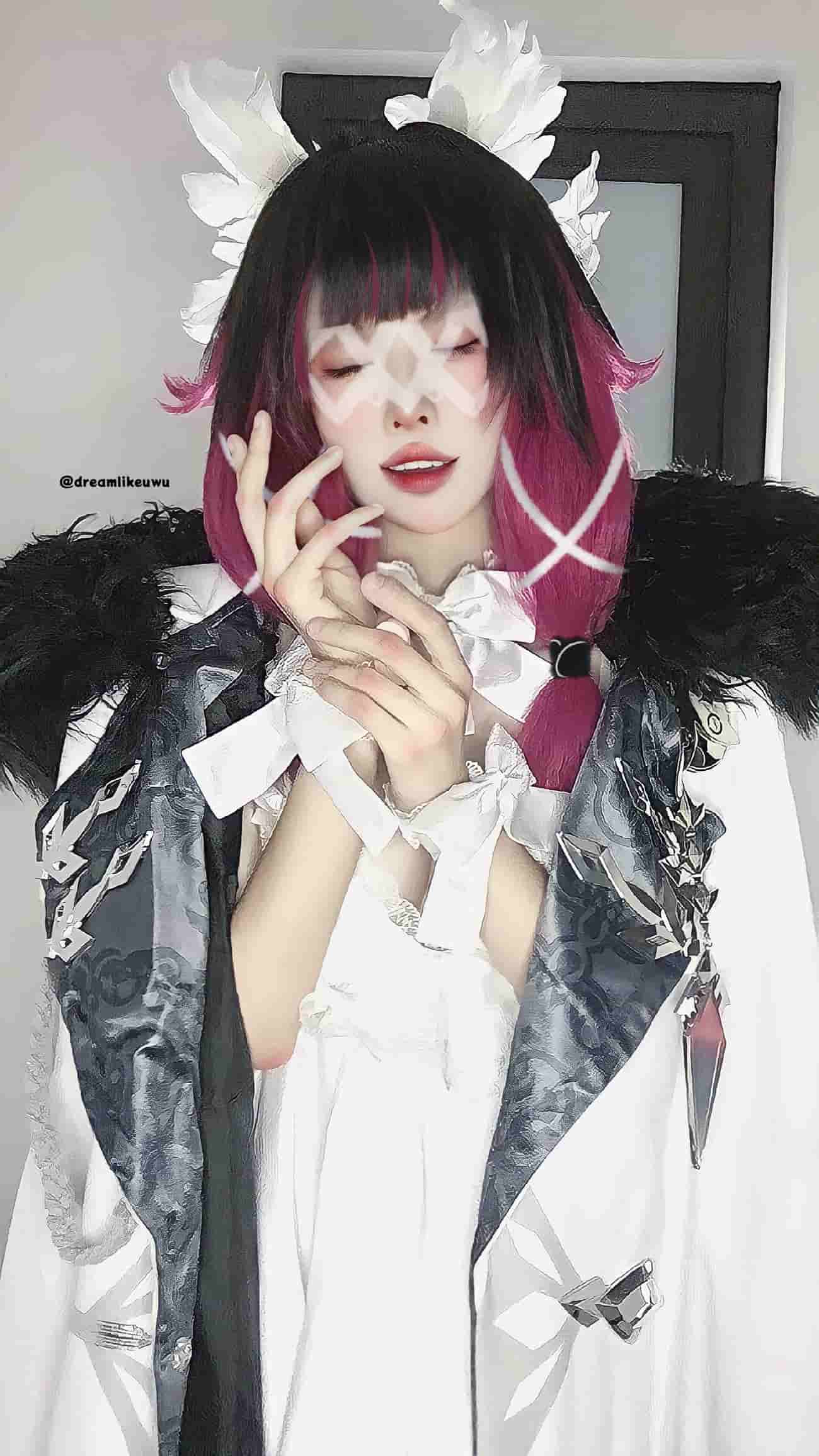 DreamlikeUwU 原神哥伦比娅cos 黑发紫红挑染配白色羽毛头饰 闭眼白色菱纹妆面与黑色毛领斗篷 DreamlikeUwU 原神哥伦比娅cos 黑发紫红挑染配白色羽毛头饰 闭眼白色菱纹妆面与黑色毛领斗篷