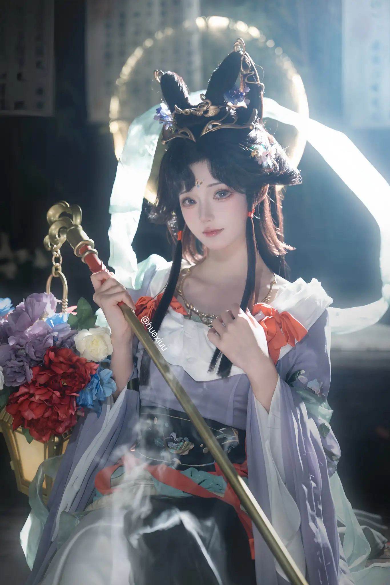花兮_honoka 金色头冠配白紫色古装 提花灯持长杖,烟雾冷光暗背景 花兮_honoka 金色头冠配白紫色古装 提花灯持长杖,烟雾冷光暗背景