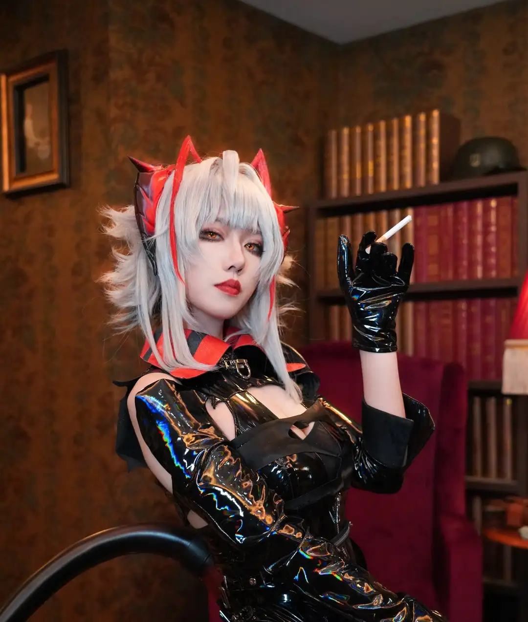 絞肉姬Walküre 明日方舟W cos 白发红角配黑色漆皮外衣与长手套,书房暖光半身 絞肉姬Walküre 明日方舟W cos 白发红角配黑色漆皮外衣与长手套,书房暖光半身