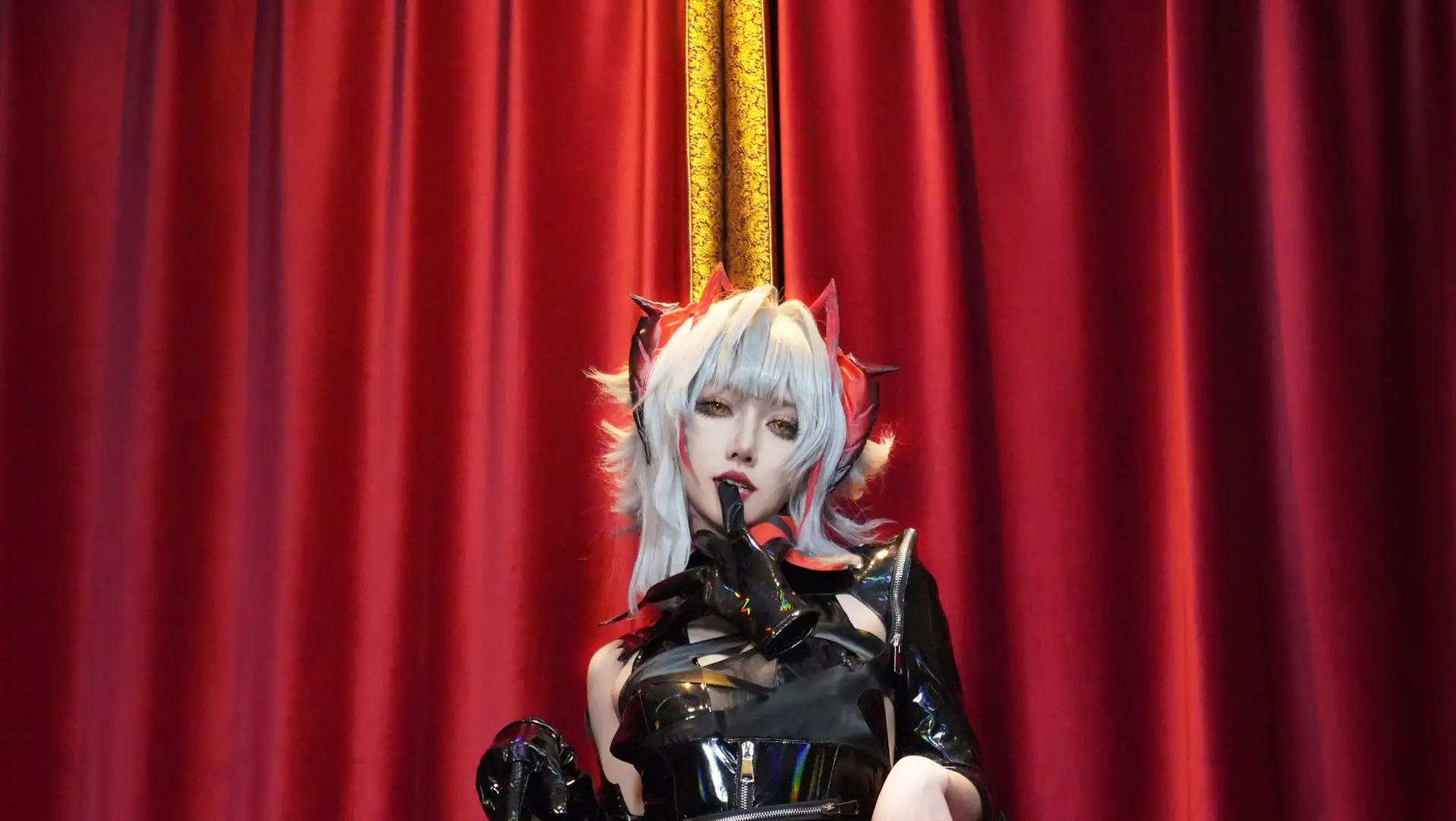 絞肉姬Walküre 明日方舟W cos 红色帷幕与金色装饰前的半身,黑色漆皮胸衣与黑手套 絞肉姬Walküre 明日方舟W cos 红色帷幕与金色装饰前的半身,黑色漆皮胸衣与黑手套