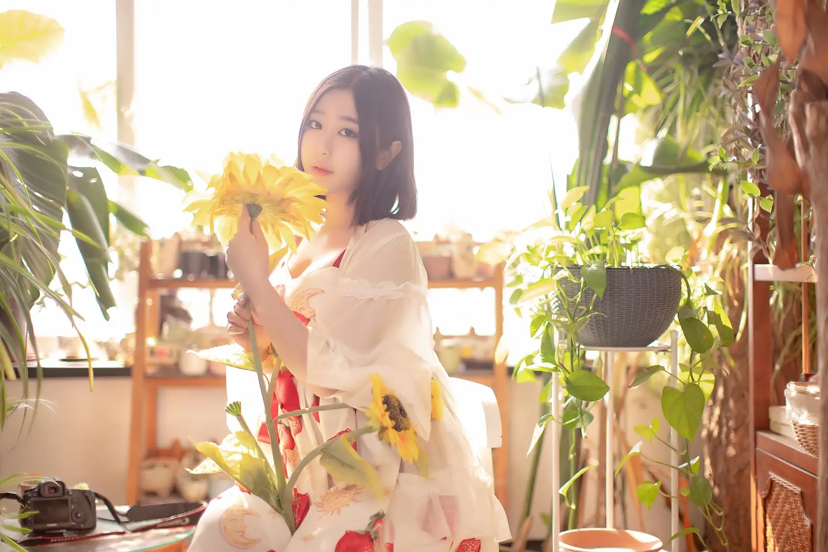 穆零Mu0 白色碎花连衣裙手持向日葵 室内窗光与绿植花架 穆零Mu0 白色碎花连衣裙手持向日葵 室内窗光与绿植花架