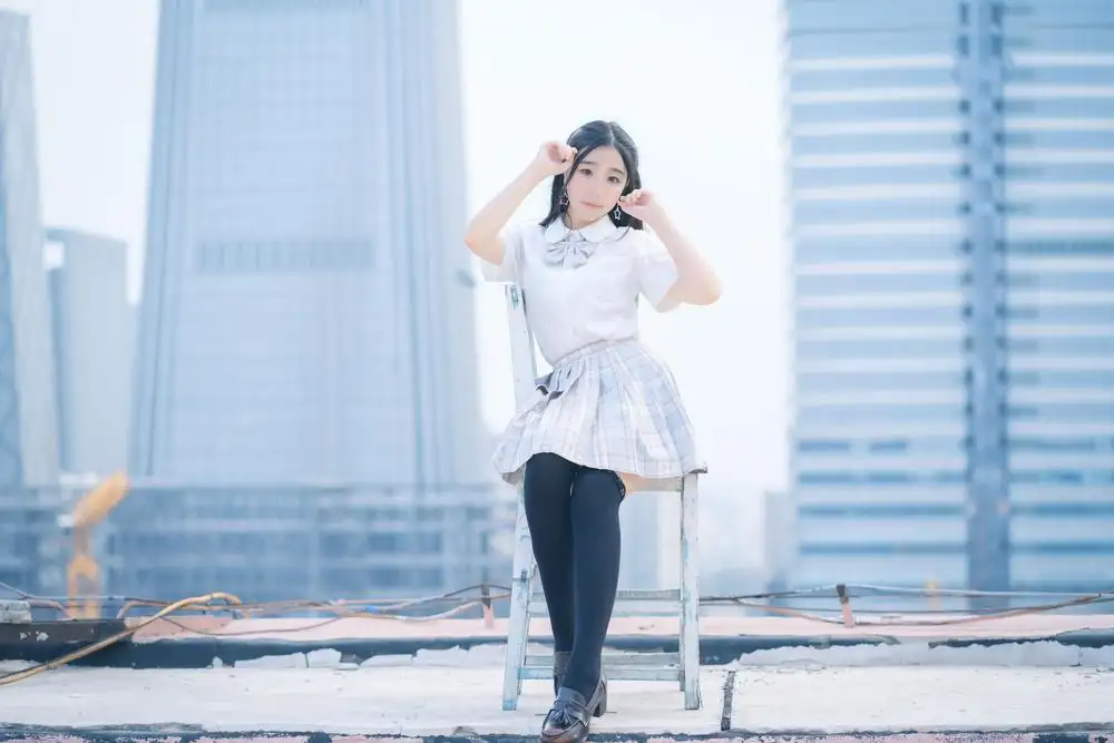 穆零Mu0 JK制服白衬衫领结 天台木椅并膝坐姿,双手扶发 穆零Mu0 JK制服白衬衫领结 天台木椅并膝坐姿,双手扶发