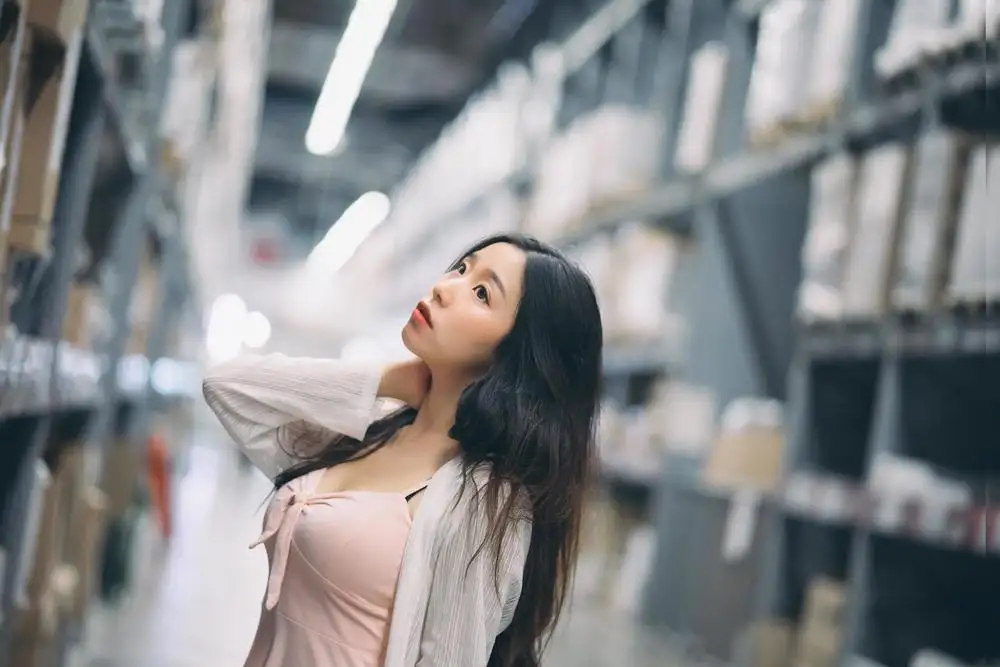 穆零Mu0 粉色吊带裙外搭白色开衫 仓库货架间仰头人像,灯管虚化光斑 穆零Mu0 粉色吊带裙外搭白色开衫 仓库货架间仰头人像,灯管虚化光斑