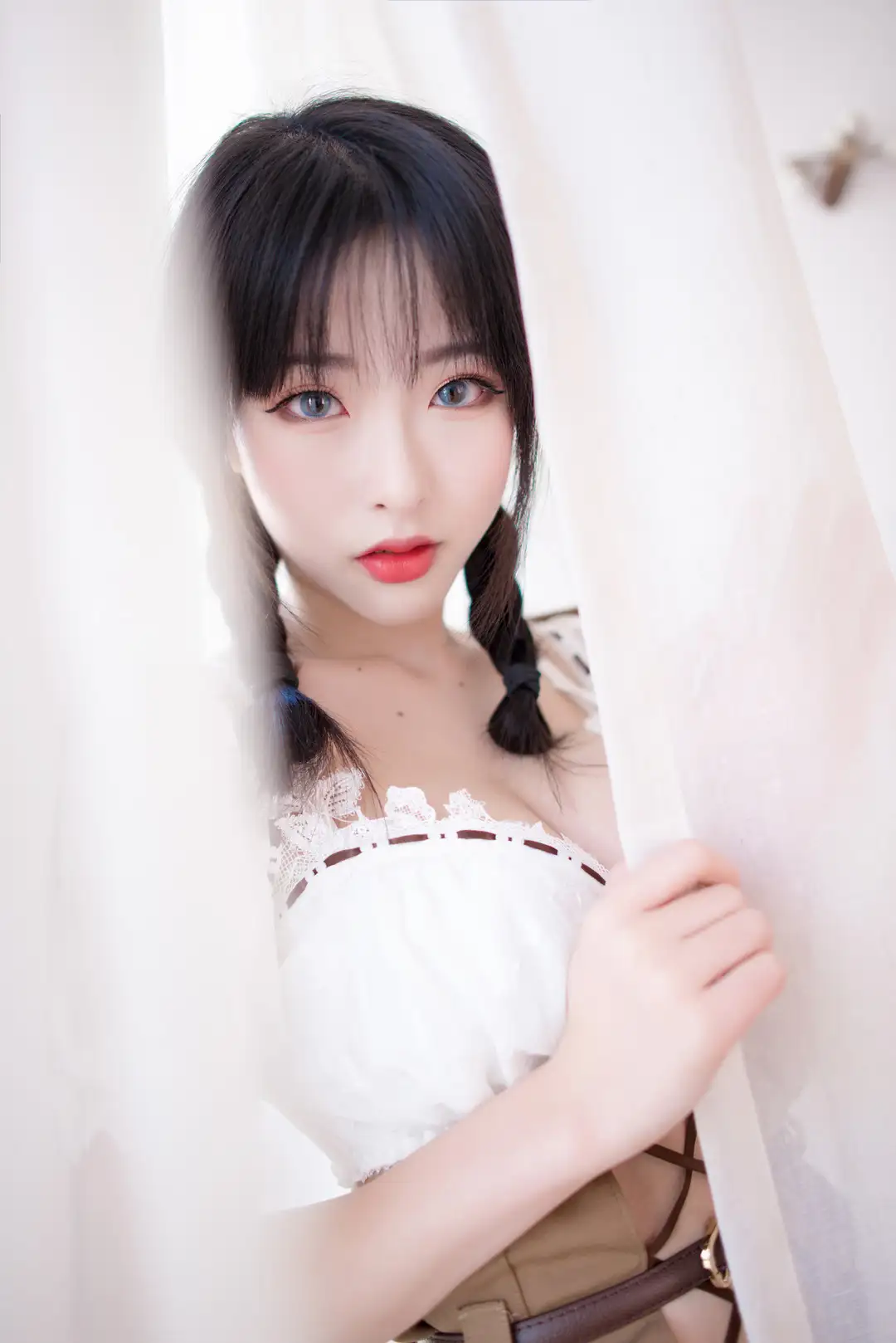 清水由乃 黑色双麻花辫蓝色瞳片 白色蕾丝上衣，从白纱帘后探身
