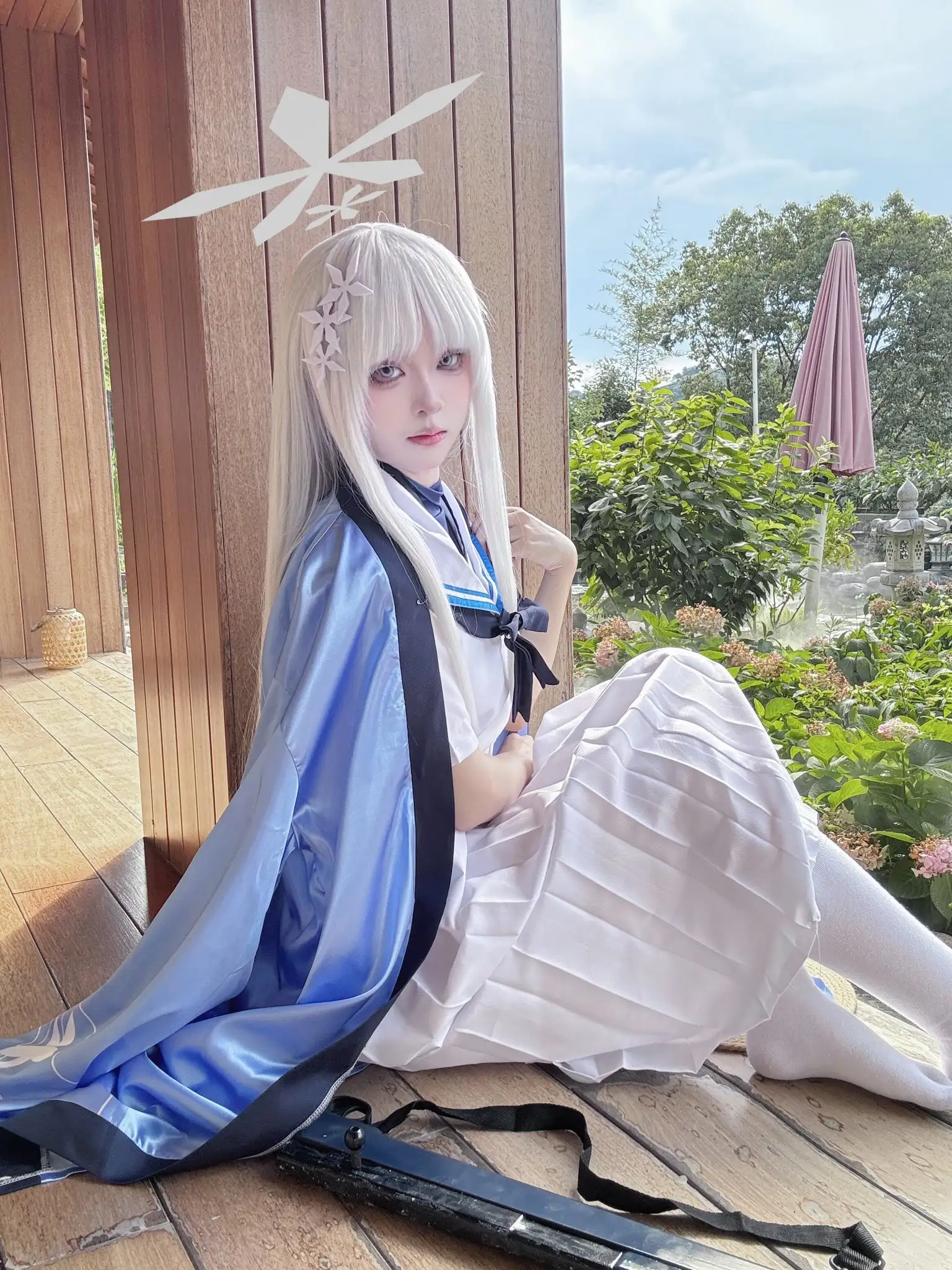 矢量鱼 银白长发白色花饰配白色水手服与蓝色披风 白百褶长裙,木质回廊坐姿与绣球花园 矢量鱼 银白长发白色花饰配白色水手服与蓝色披风 白百褶长裙,木质回廊坐姿与绣球花园