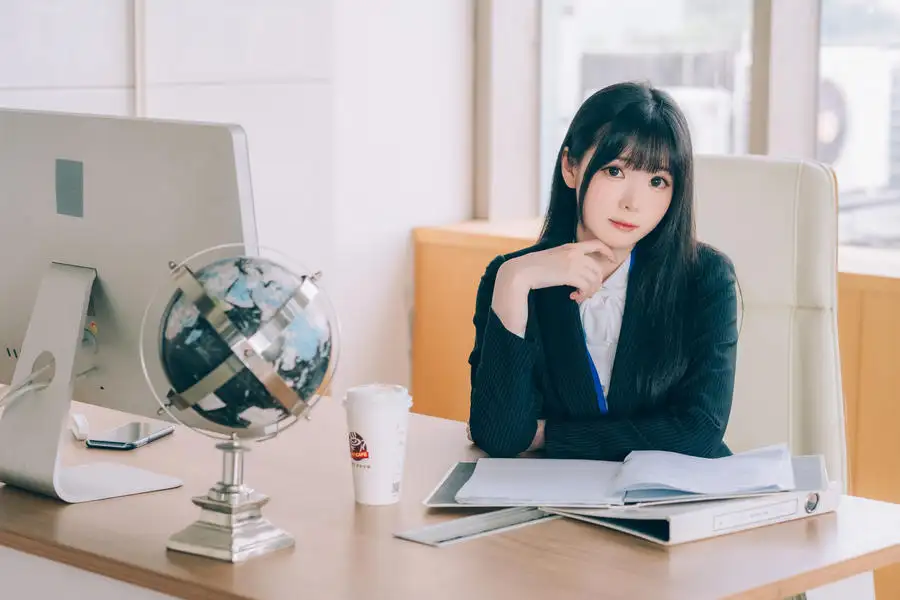 霜月shimo 黑长直齐刘海配深色条纹西装与白色蝴蝶结衬衫 办公桌前托腮,地球仪与咖啡杯 霜月shimo 黑长直齐刘海配深色条纹西装与白色蝴蝶结衬衫 办公桌前托腮,地球仪与咖啡杯