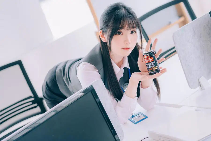 霜月shimo 黑长发配灰色西装马甲与白衬衫 挂工作证,办公隔间里手托罐装咖啡 霜月shimo 黑长发配灰色西装马甲与白衬衫 挂工作证,办公隔间里手托罐装咖啡