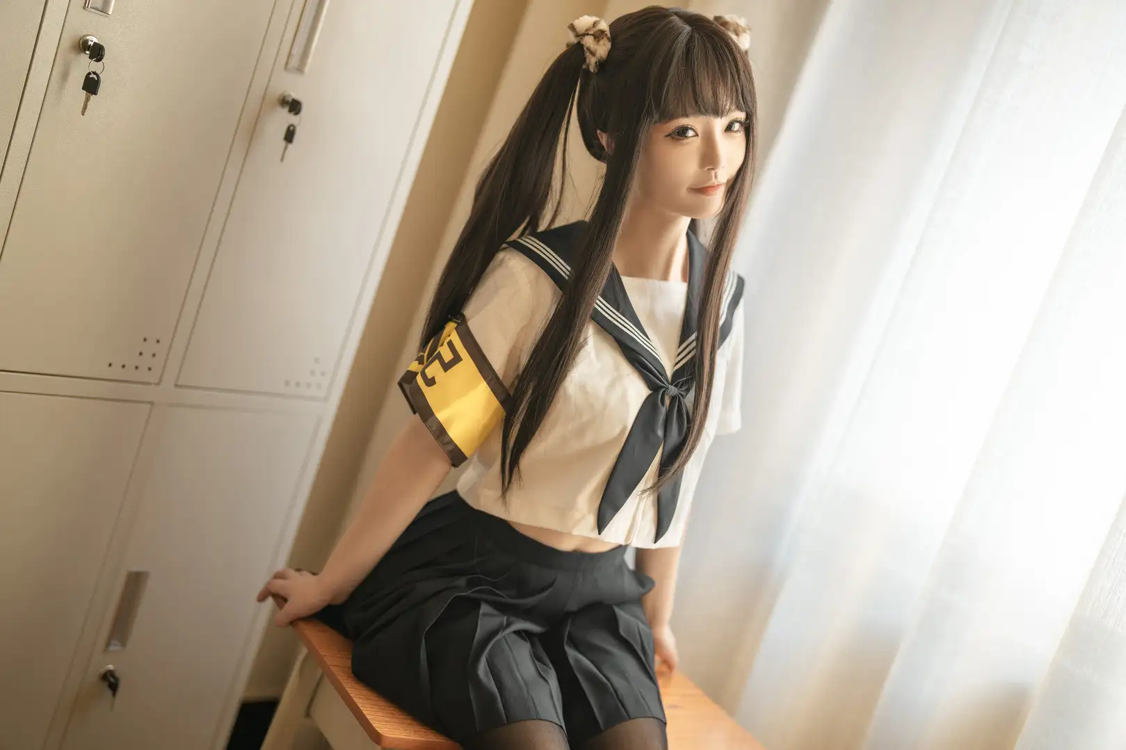 桃良阿宅 水手服写真 双马尾配黄色臂章与黑色百褶裙,金属储物柜前桌沿坐姿 桃良阿宅 水手服写真 双马尾配黄色臂章与黑色百褶裙,金属储物柜前桌沿坐姿