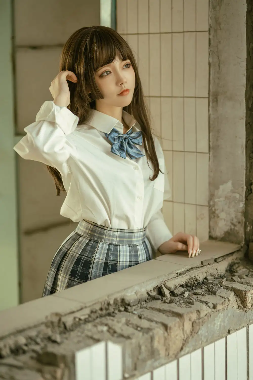 桃良阿宅 JK制服半身 手抚发际,废弃走廊瓷砖墙与水泥窗台 桃良阿宅 JK制服半身 手抚发际,废弃走廊瓷砖墙与水泥窗台