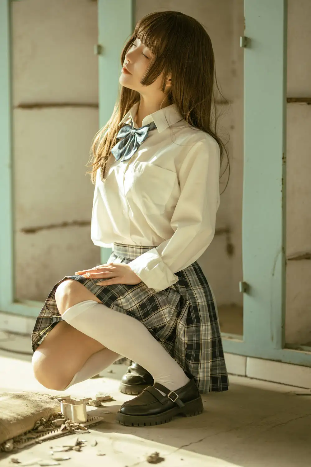 桃良阿宅 JK制服蹲姿 白色中筒袜与皮鞋,阳光斜照的水泥地面 桃良阿宅 JK制服蹲姿 白色中筒袜与皮鞋,阳光斜照的水泥地面
