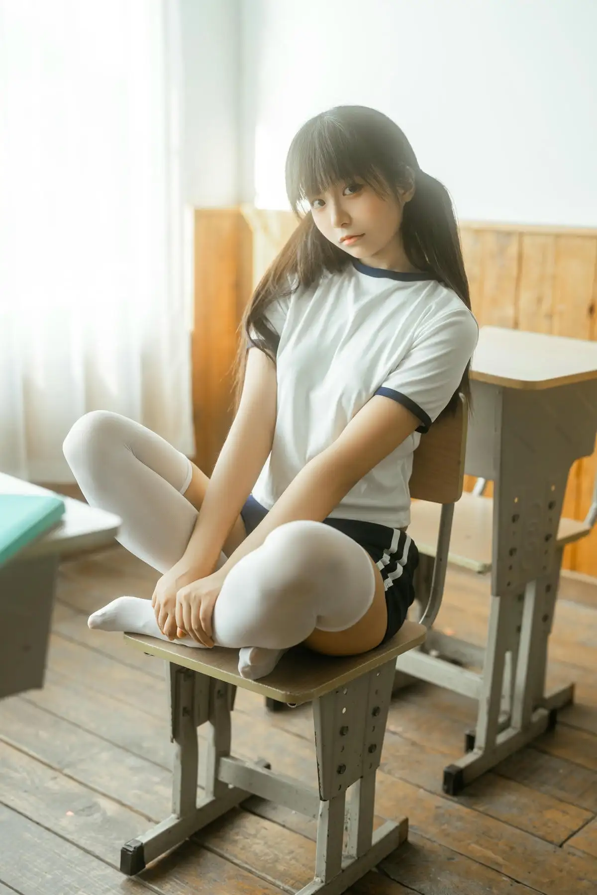 铁手叫兽 体操服写真 白色藏青边上衣配深色短裤与白色过膝袜,教室课桌旁坐姿 铁手叫兽 体操服写真 白色藏青边上衣配深色短裤与白色过膝袜,教室课桌旁坐姿