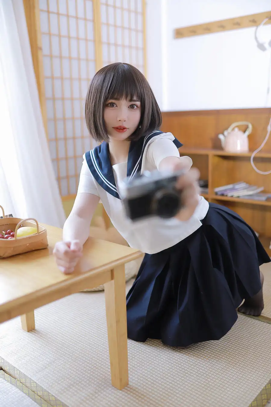 Tina很妖孽呀 藏青三本线水手服配百褶裙 和室矮桌前跪坐举胶片相机,障子门与竹篮 Tina很妖孽呀 藏青三本线水手服配百褶裙 和室矮桌前跪坐举胶片相机,障子门与竹篮