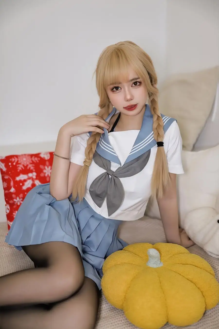 Tina很妖孽呀 金色双麻花辫配浅蓝水手服灰色领巾 沙发上坐姿,黑色连裤袜与黄色南瓜靠垫 Tina很妖孽呀 金色双麻花辫配浅蓝水手服灰色领巾 沙发上坐姿,黑色连裤袜与黄色南瓜靠垫