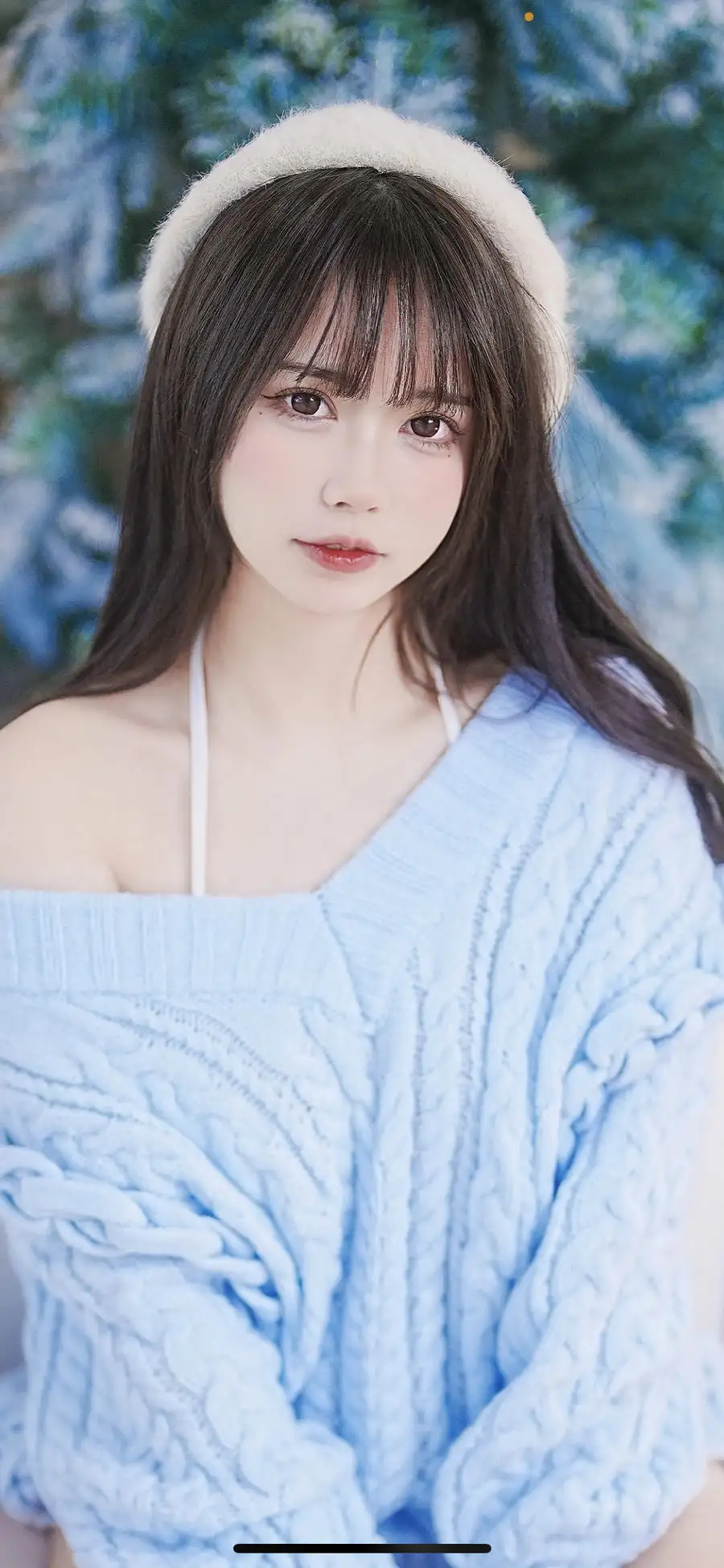 Tina很妖孽呀 浅蓝色粗针露肩毛衣配白色毛绒发箍 蓝调圣诞树前半身 Tina很妖孽呀 浅蓝色粗针露肩毛衣配白色毛绒发箍 蓝调圣诞树前半身