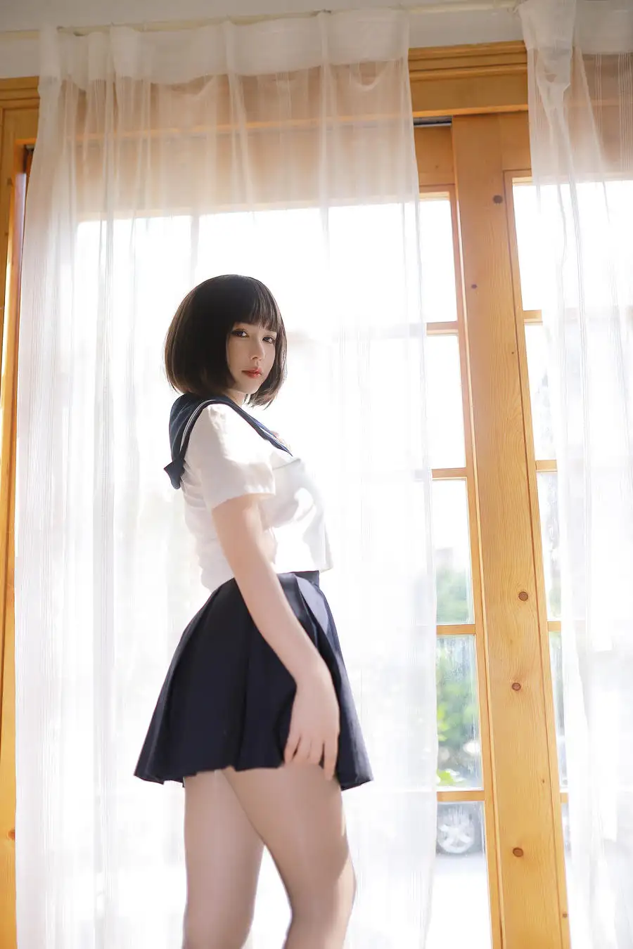 Tina很妖孽呀 白色水手服配藏青短裙 白纱窗帘前侧身回头,手拎裙摆 Tina很妖孽呀 白色水手服配藏青短裙 白纱窗帘前侧身回头,手拎裙摆