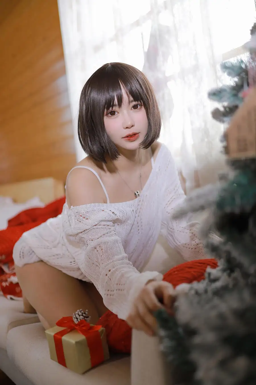 Tina很妖孽呀 白色镂空针织衫露肩 圣诞树旁床边半跪,红色毛毯与礼物盒 Tina很妖孽呀 白色镂空针织衫露肩 圣诞树旁床边半跪,红色毛毯与礼物盒