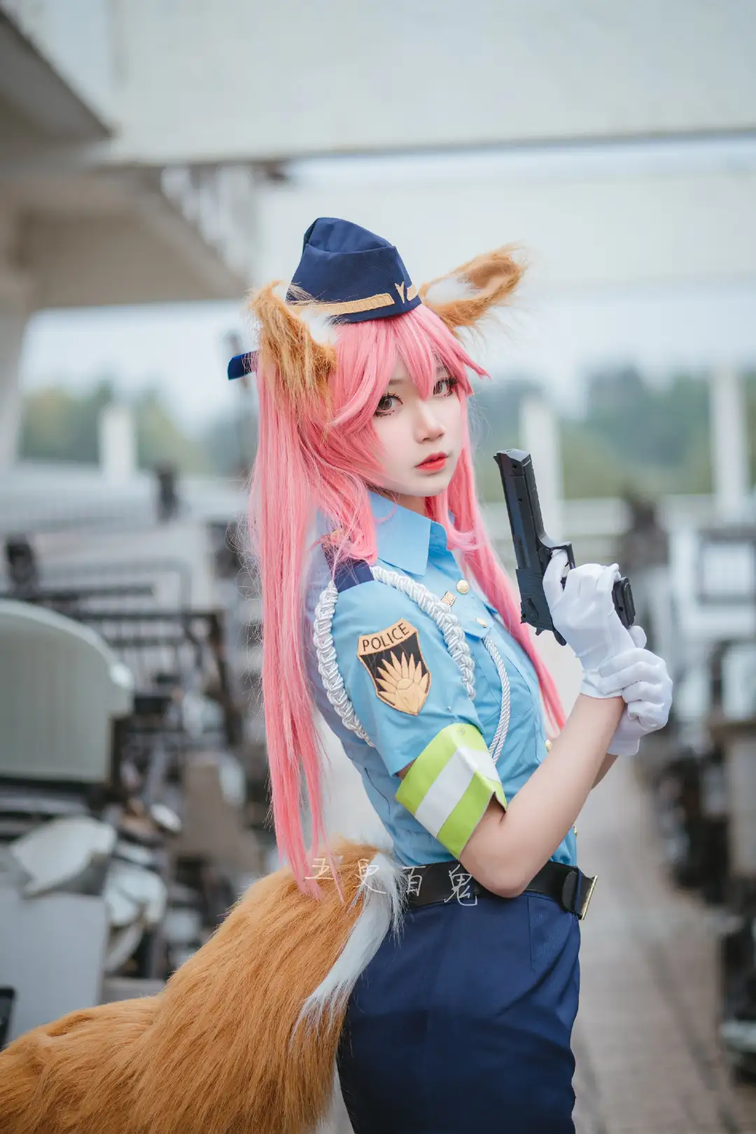 五更百鬼 粉色长发配狐耳狐尾与蓝色警服 白手套持道具枪,废弃车间外景 五更百鬼 粉色长发配狐耳狐尾与蓝色警服 白手套持道具枪,废弃车间外景