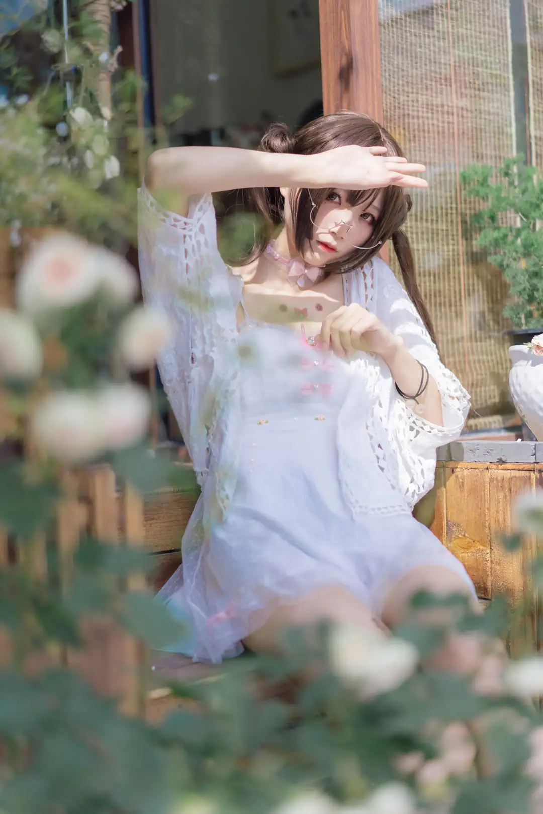 五更百鬼 白色蕾丝外搭配吊带裙 花丛前坐姿抬手遮光 五更百鬼 白色蕾丝外搭配吊带裙 花丛前坐姿抬手遮光