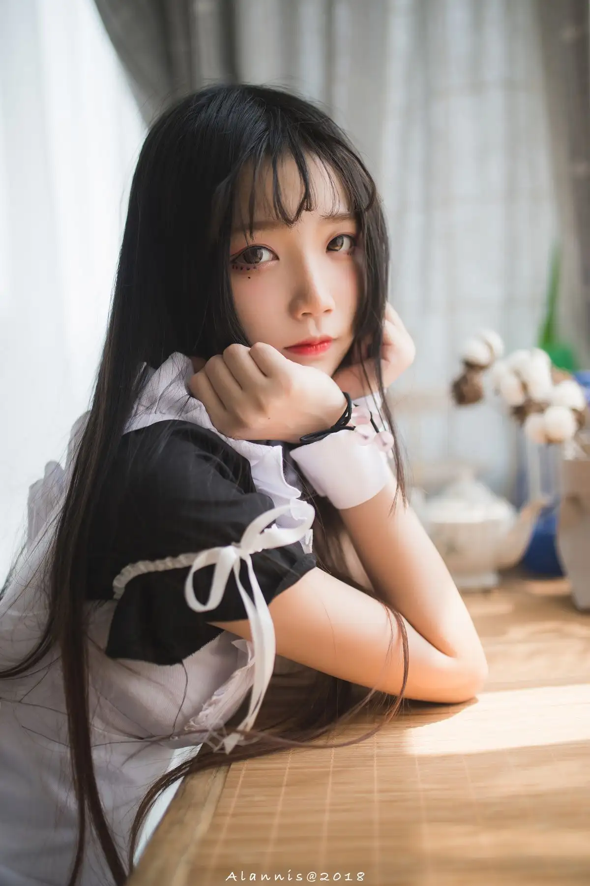 五更百鬼 黑白女仆装 趴在木桌上托腮近景,窗边侧逆光 五更百鬼 黑白女仆装 趴在木桌上托腮近景,窗边侧逆光