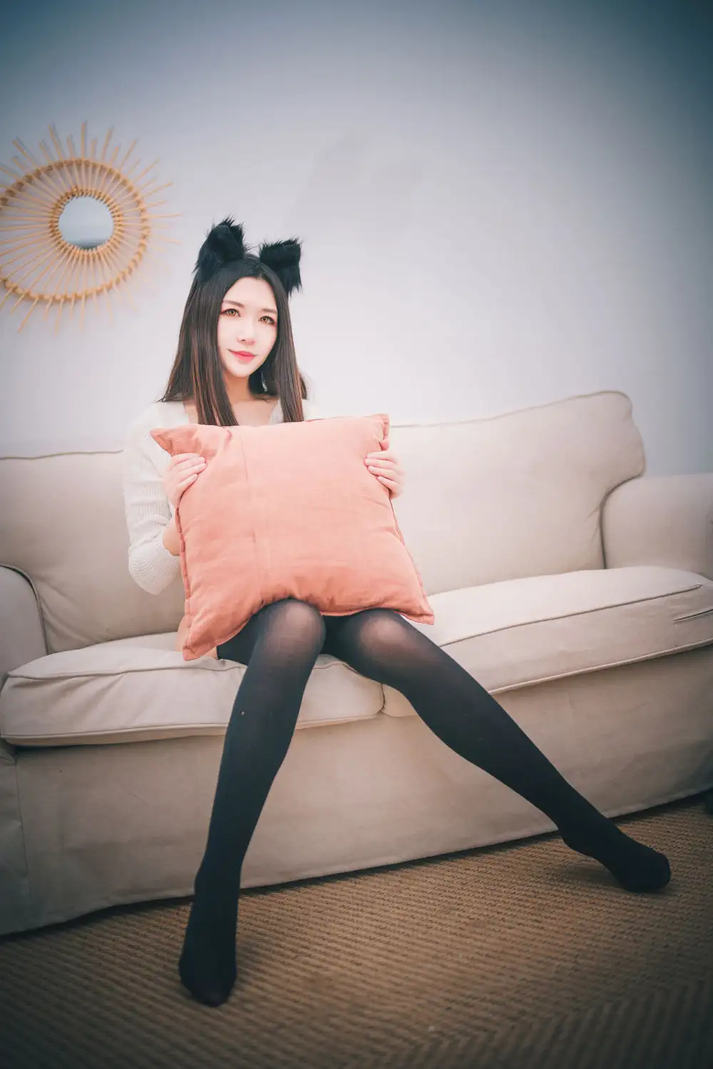 源纱希喵喵喵 猫耳发箍配白色毛衣 沙发上抱粉色靠垫,黑色连裤袜 源纱希喵喵喵 猫耳发箍配白色毛衣 沙发上抱粉色靠垫,黑色连裤袜