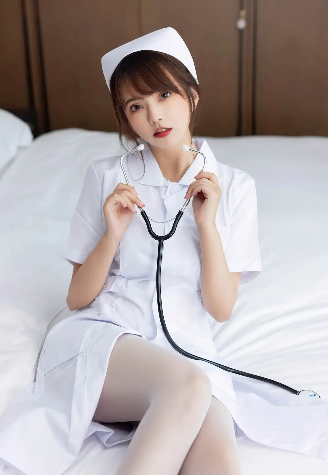 张思允Nice 护士服写真 白色燕尾帽与听诊器,床沿坐姿配白色丝袜 张思允Nice 护士服写真 白色燕尾帽与听诊器,床沿坐姿配白色丝袜