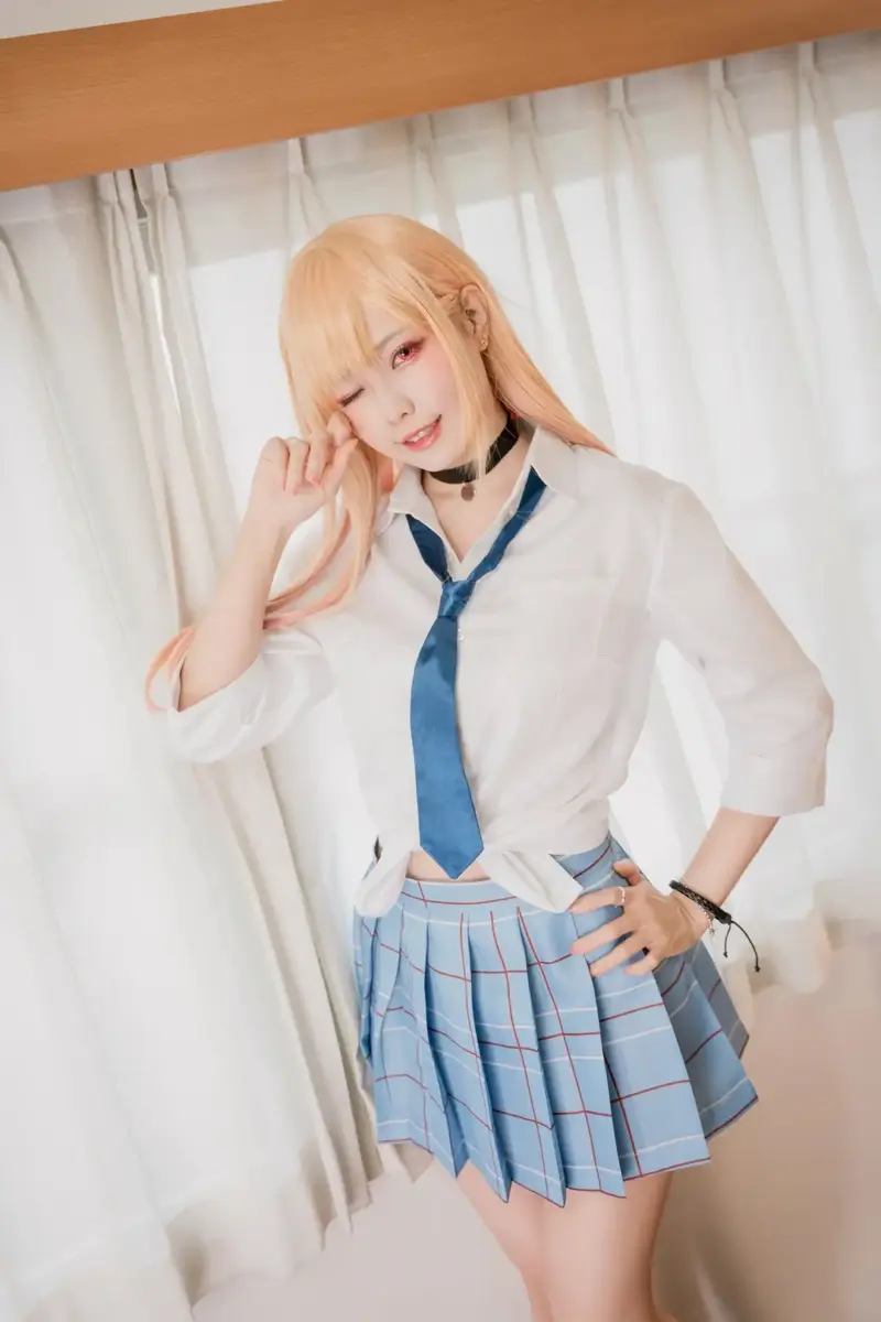 ElyEE子制服半身照里的领带方向