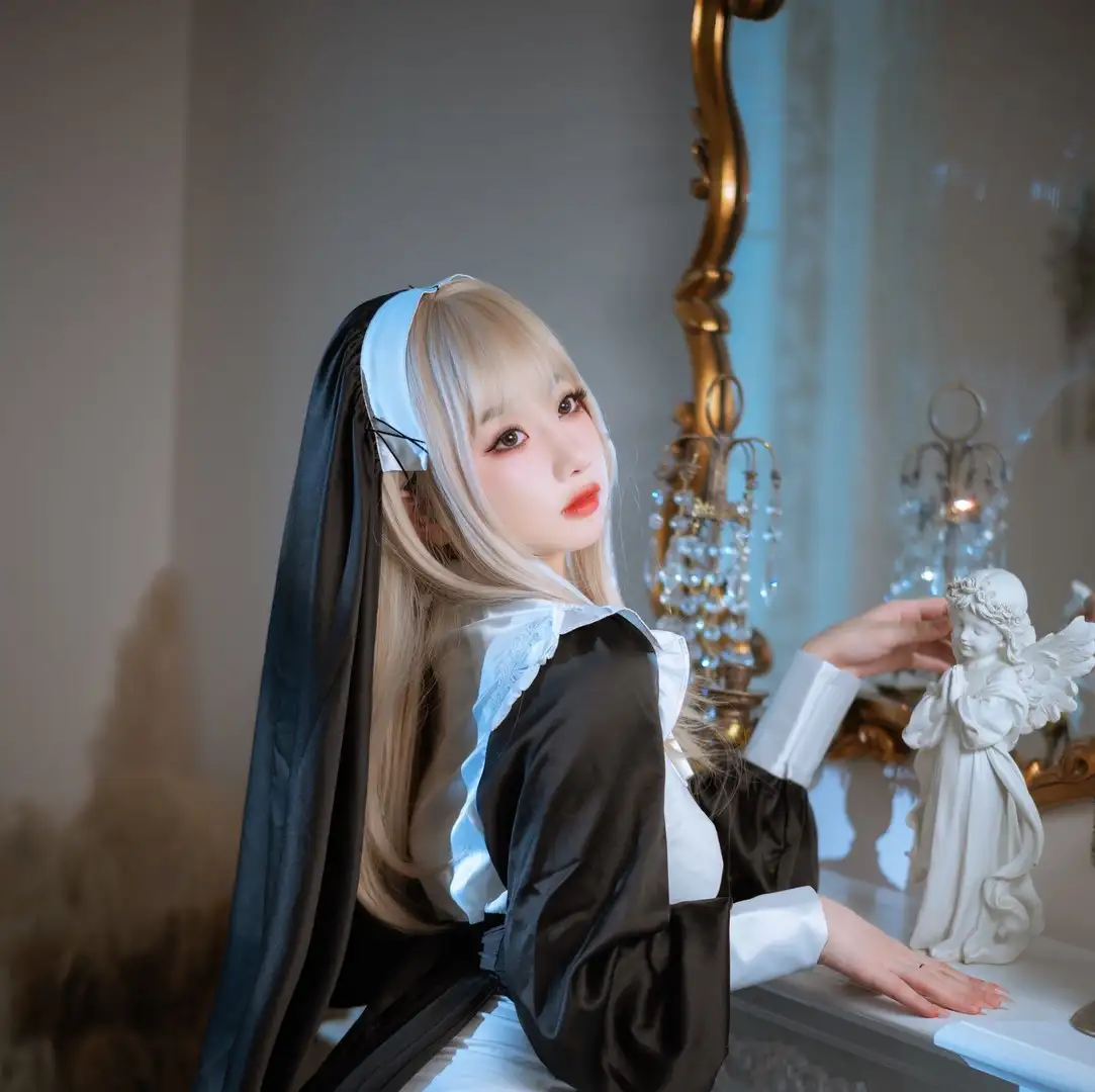鬼畜瑶在不在 黑白修女角色服 侧身照