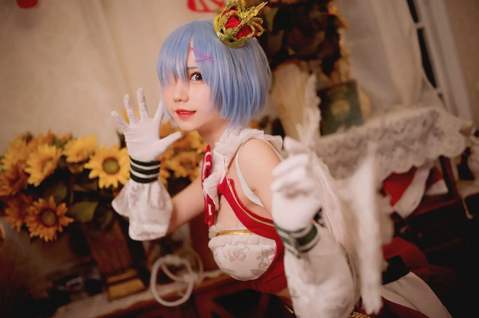 花柒蓝色短发红白角色服半身肖像 花柒蓝色短发红白角色服半身肖像