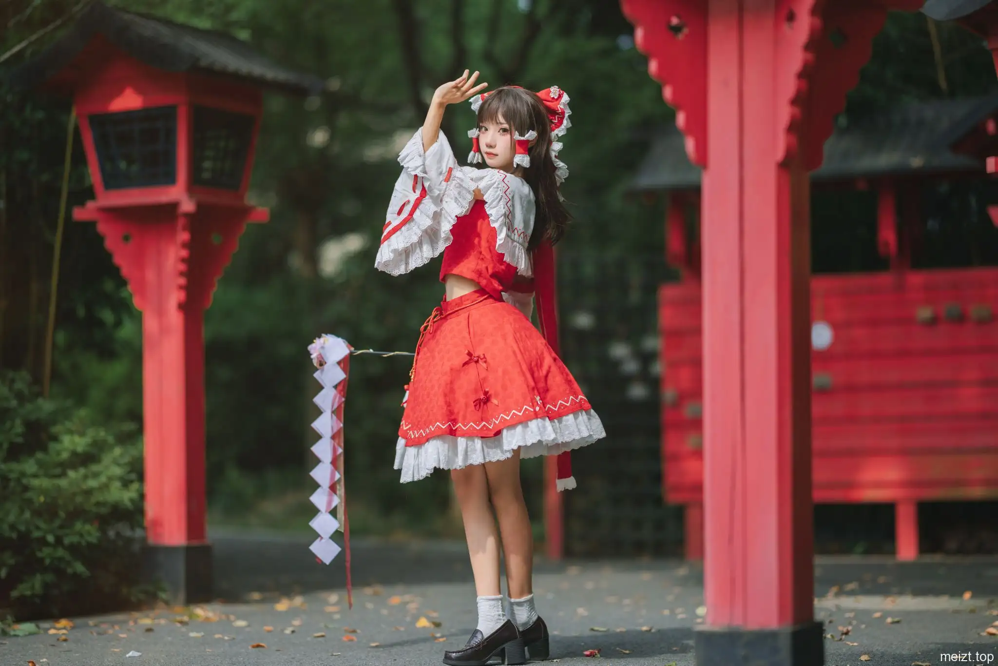 花柒红白角色裙户外全身站姿 花柒红白角色裙户外全身站姿