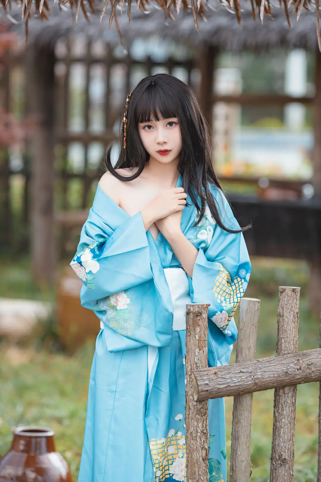 花音栗子 蓝色花纹和服,木栏旁站姿 花音栗子 蓝色花纹和服,木栏旁站姿