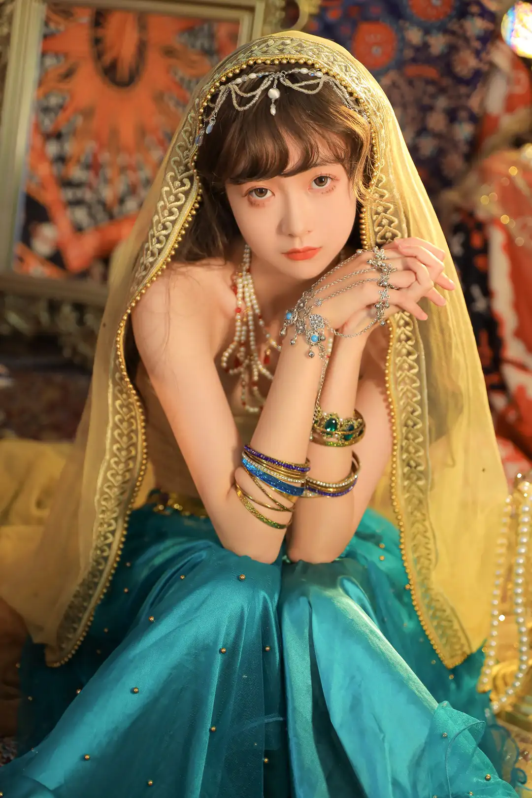 花音栗子 金色头纱与绿色服装,托手坐姿肖像 花音栗子 金色头纱与绿色服装,托手坐姿肖像