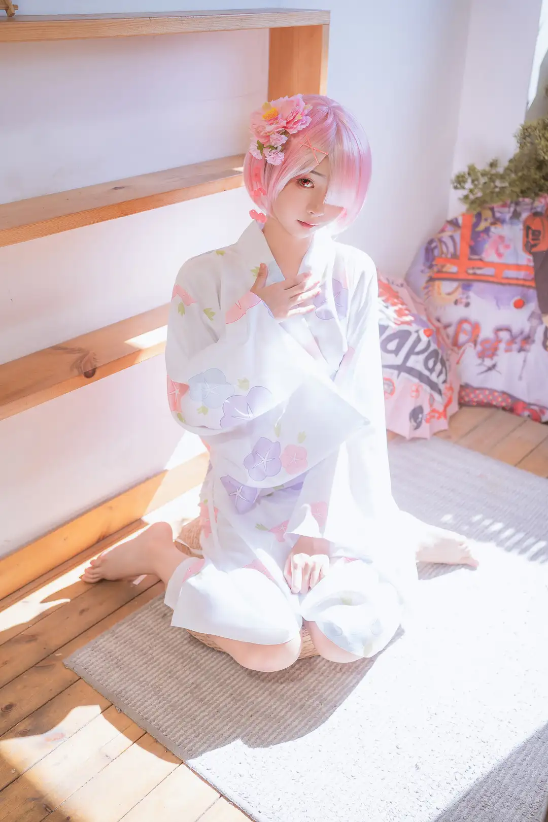 花音栗子 粉色短发与白色花纹和服,并膝跪坐 花音栗子 粉色短发与白色花纹和服,并膝跪坐