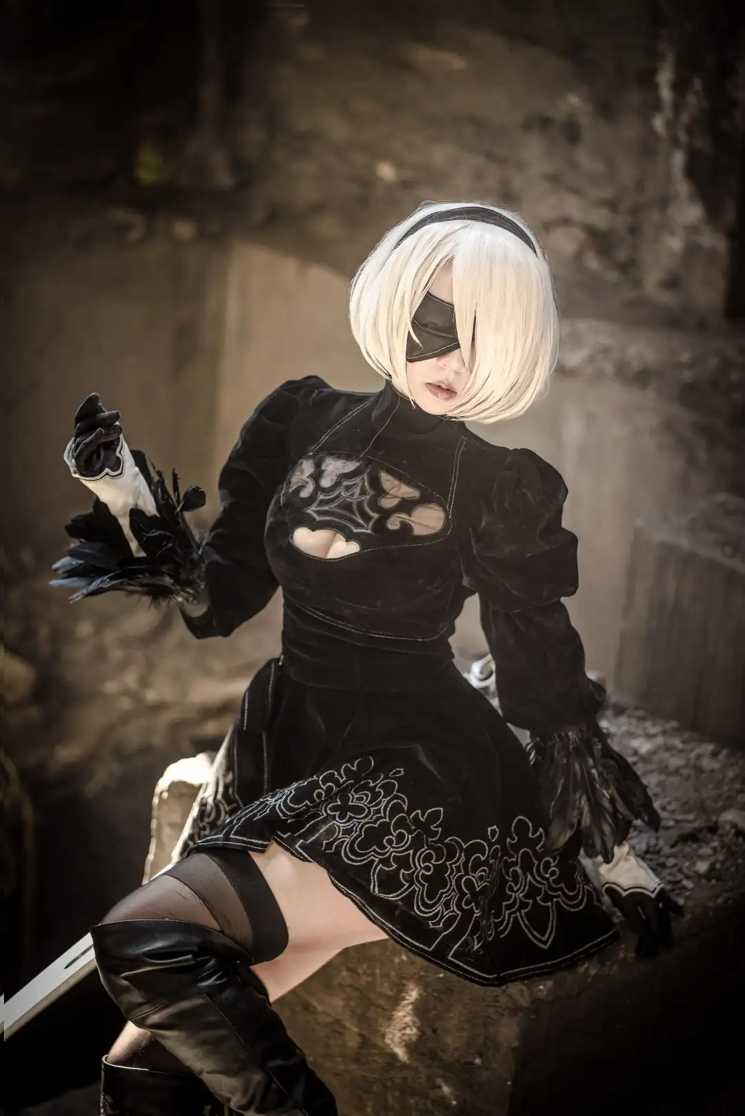菌烨tako 黑色刺绣角色裙 石台侧坐 菌烨tako 黑色刺绣角色裙 石台侧坐