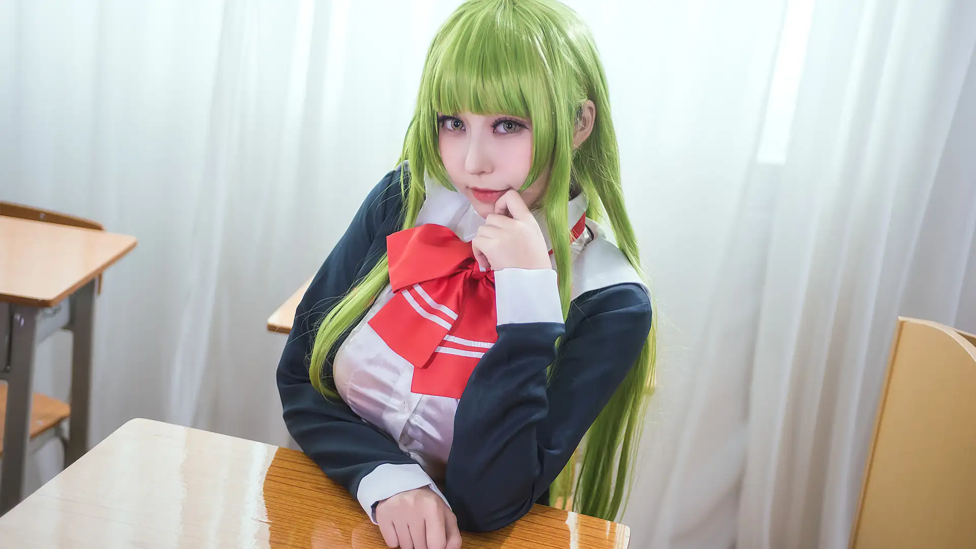 菌烨tako 绿色长发配制服 课桌旁半身像 菌烨tako 绿色长发配制服 课桌旁半身像